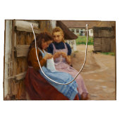 農場に座って針仕事をしている二人の女の子 ラージペーパーバッグ (裏面)