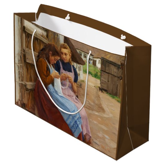 農場に座って針仕事をしている二人の女の子 ラージペーパーバッグ (裏面アングル)