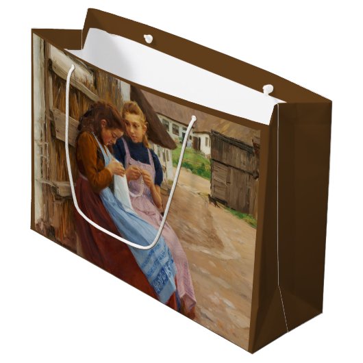 農場に座って針仕事をしている二人の女の子 ラージペーパーバッグ (正面アングル)