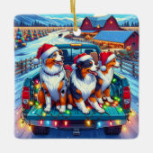 農場のクリスマスにピックアップトラックに乗る犬 セラミックオーナメント (正面)