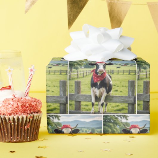 農場のフェンスの上のホルスタイン ラッピングペーパー (誕生日パーティー)