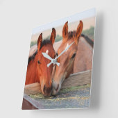 農場のフォトウォール時計に2つの茶色の馬 スクエア壁時計 (傾斜)