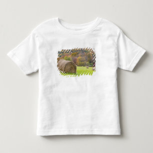 農場の干し草と紅葉、 トドラーTシャツ