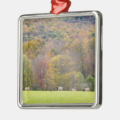 農場の干し草ベールそして紅葉、 メタルオーナメント (左)