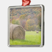 農場の干し草ベールそして紅葉、 メタルオーナメント (左)