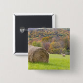 農場の干し草ベールそして紅葉、 缶バッジ (正面&裏面)