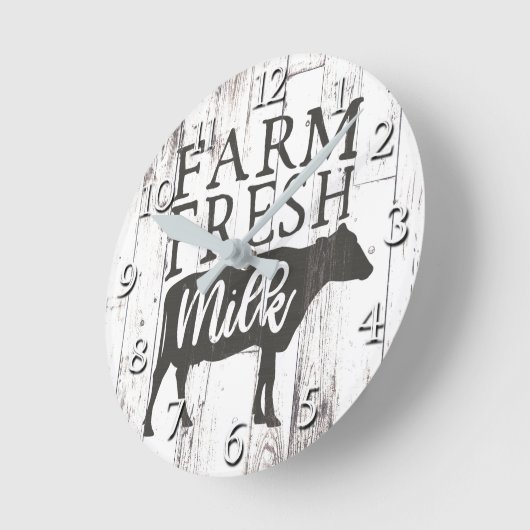農場の新しい乳牛の白い木製の国の農家 ラウンド壁時計 (傾斜)