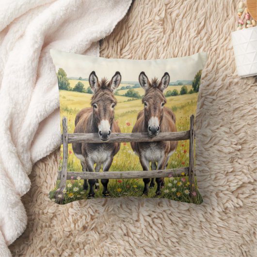 農場の牧草地で柵の後ろに立つロバ クッション (ブランケット)