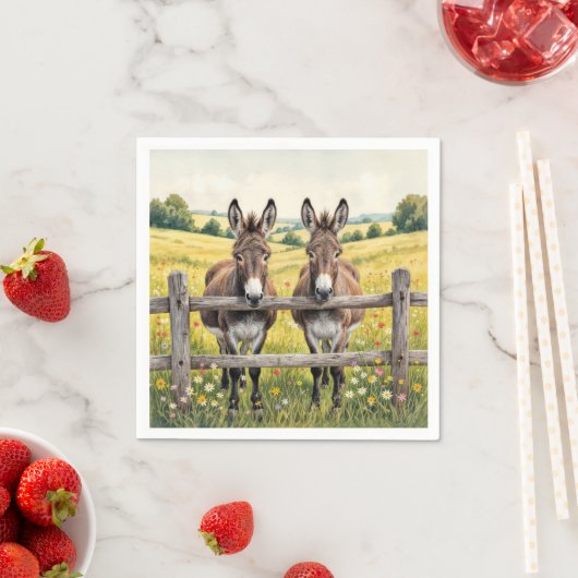 農場の牧草地で柵の後ろに立つロバ スタンダードカクテルナプキン (インサイチュ)