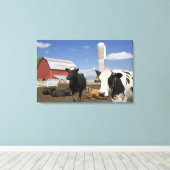 農場の赤い納屋とサイロの前の牛 キャンバスプリント (インサイチュ (ウッドフロア))