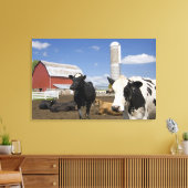 農場の赤い納屋とサイロの前の牛 キャンバスプリント (インサイチュ (リビング))