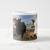 農場の赤い納屋とサイロの前の牛 ジャンボコーヒーマグカップ (正面)