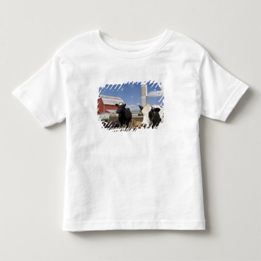 農場の赤い納屋とサイロの前の牛 トドラーTシャツ (正面)