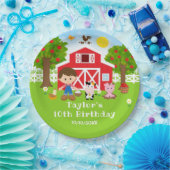 農場の赤い納屋と茶色の髪の少年の誕生日パーティー ペーパープレート (パーティー)