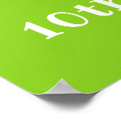 農場の赤い納屋の前で誕生日を迎えるかわいい黒人の女の子 ポスター (角)