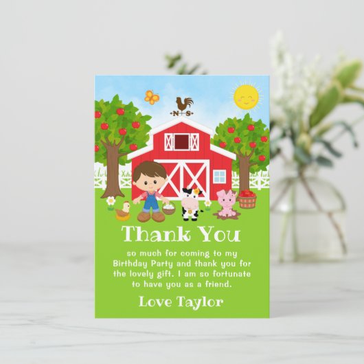 農場の赤い納屋の誕生日茶色の髪の少年 サンキューカード (スタンド正面)