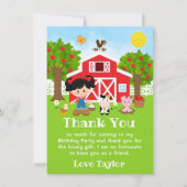 農場の赤い納屋の黒髪の女の子 サンキューカード (正面)