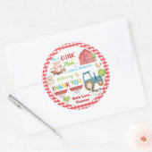 農場動物納屋周囲の庭誕生日サンキュービター ラウンドシール (封筒)