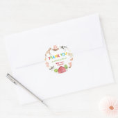 農場動物納屋周囲の庭誕生日サンキューファビーフクラ ラウンドシール (封筒)