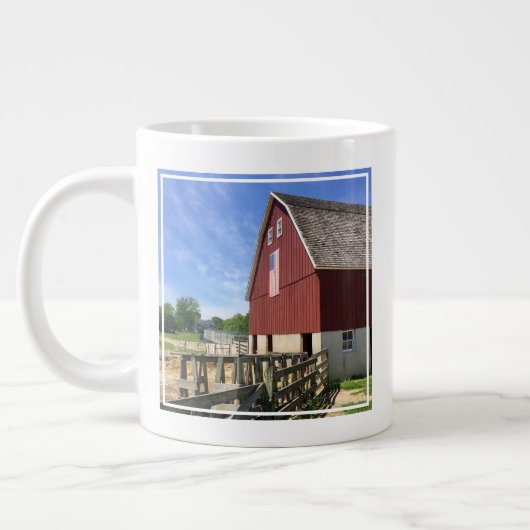 農場 |アメリカ国旗を持つ赤い納屋 ジャンボコーヒーマグカップ (左)