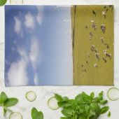 農場 |ウィンドミルファーム近くの牛 キッチンタオル (折り畳み)