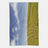 農場 |ウィンドミルファーム近くの牛 キッチンタオル (縦)