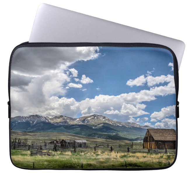 農場 |コロラド山脈の下の農場 ラップトップスリーブ (正面)