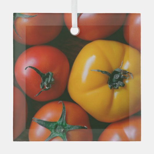 農場 |光沢のある赤と黄色のトマト ガラスオーナメント (正面)
