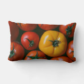 農場 |光沢のある赤と黄色のトマト ランバークッション (裏面)