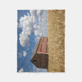 農場 |小麦フィールドの古い赤い納屋 フリースブランケット (正面)