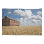 農場 |小麦フィールドの古い赤い納屋 枕カバー (裏面)