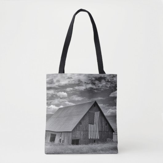 農場 | BW American Flag Barn Scene トートバッグ (正面)