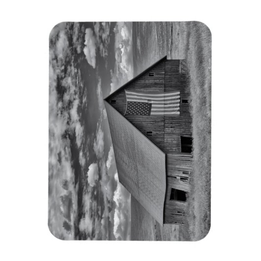 農場 | BW American Flag Barn Scene マグネット (縦)