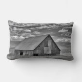 農場 | BW American Flag Barn Scene ランバークッション (正面)
