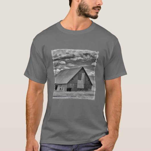 農場 | BW American Flag Barn Scene Tシャツ (正面)
