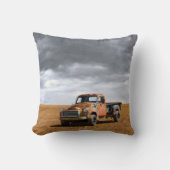 農場 | Old Truck in Field クッション (正面)