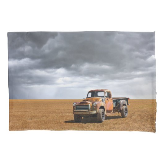 農場 | Old Truck in Field 枕カバー (正面)
