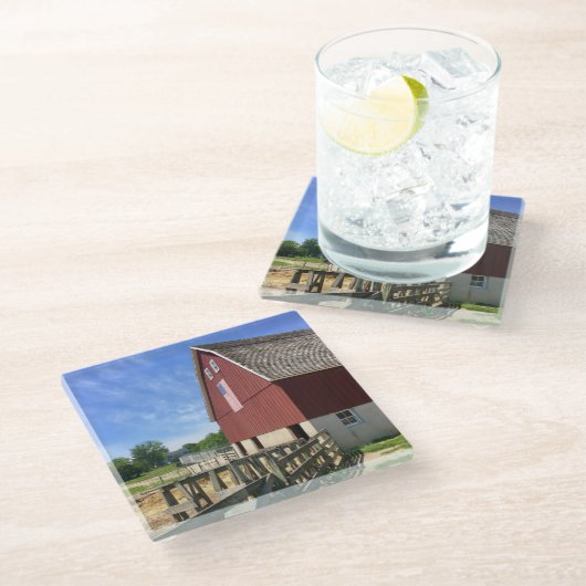 農場 | Red Barn With American Flag Glass Coaster ガラスコースター (アングル)