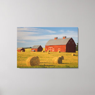 農場   Red Barns Near Hay Bales キャンバスプリント