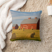 農場 | Red Barns Near Hay Bales クッション (ブランケット)
