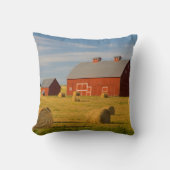 農場 | Red Barns Near Hay Bales クッション (正面)