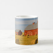 農場 | Red Barns Near Hay Bales コーヒーマグカップ (中央)