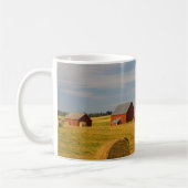 農場 | Red Barns Near Hay Bales コーヒーマグカップ (左)