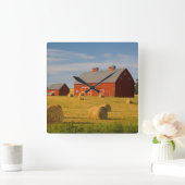 農場 | Red Barns Near Hay Bales スクエア壁時計 (ホーム)