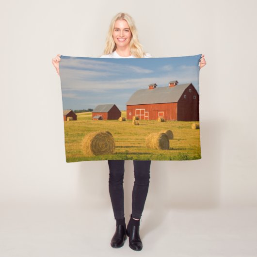 農場 | Red Barns Near Hay Bales フリースブランケット (インサイチュ)