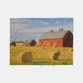 農場 | Red Barns Near Hay Bales フリースブランケット (正面(横))