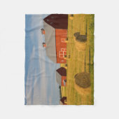 農場 | Red Barns Near Hay Bales フリースブランケット (正面)