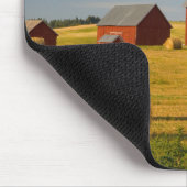 農場 | Red Barns Near Hay Bales マウスパッド (コーナー)