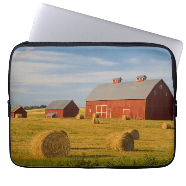 農場 | Red Barns Near Hay Bales ラップトップスリーブ (正面)