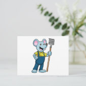 農夫のネズミがレーキを持って ポストカード (スタンド正面)